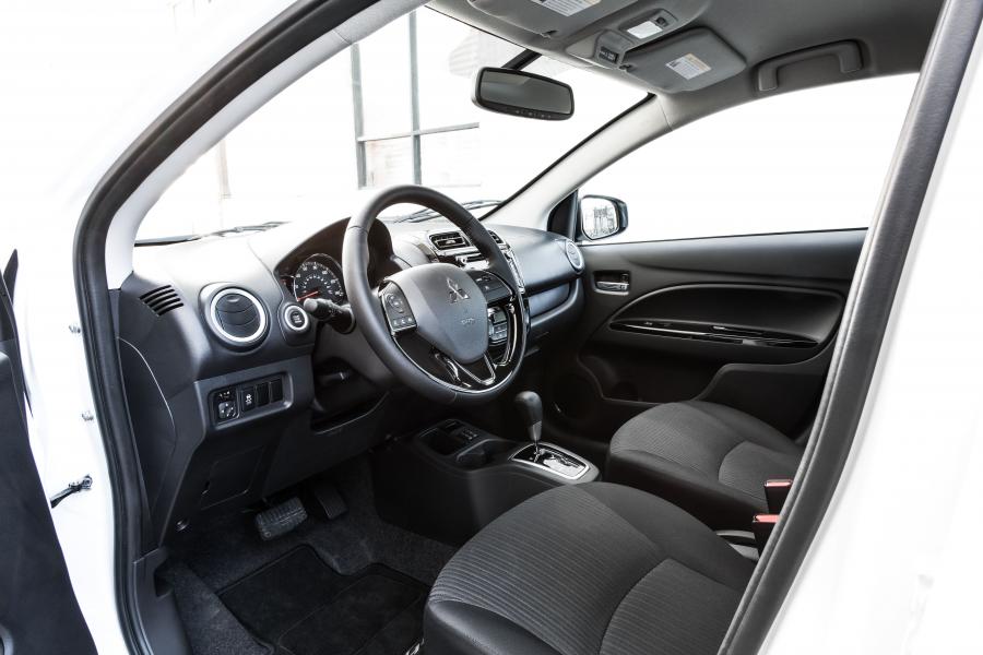 Интерьер Mitsubishi Mirage G4 2016 года  (NA) (фото 2 из 39)